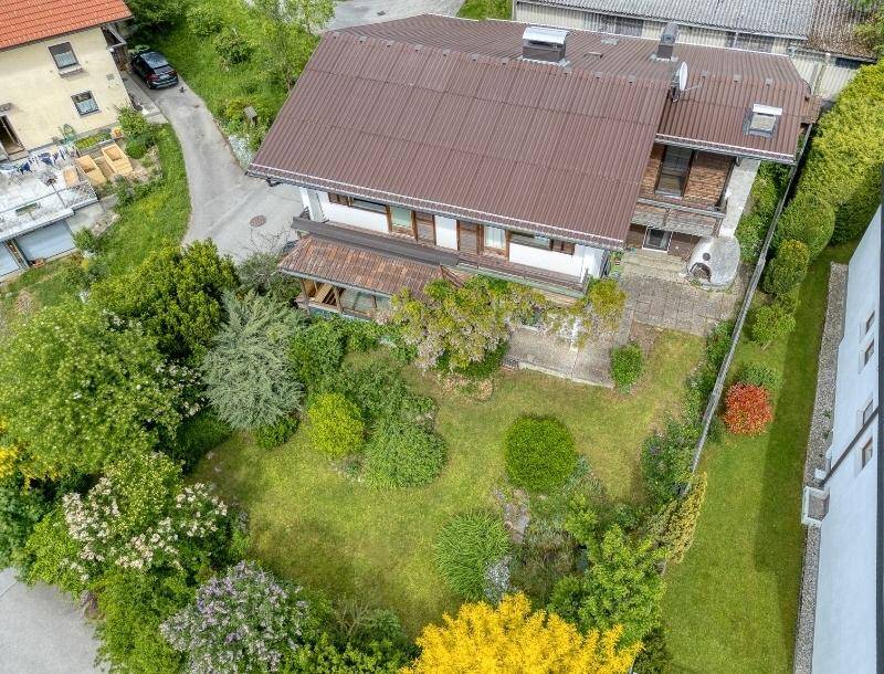 Übersicht des Anwesens von oben mit Wohnhaus, großem Garten und umliegender Bebauung.