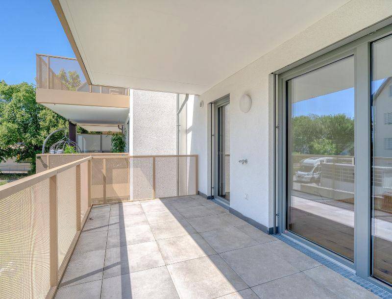 Geräumiger Balkon mit Fliesenboden und moderner Brüstung, ideal für entspannte Stunden im Freien.
