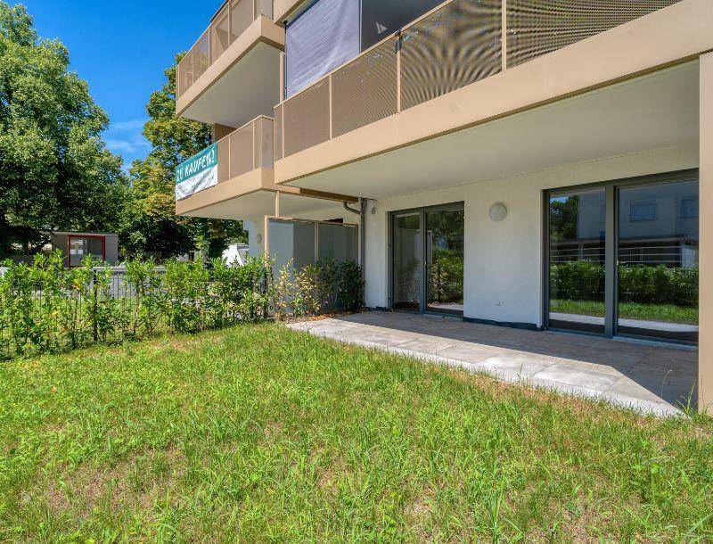 Erdgeschosswohnung mit privatem Gartenbereich und Terrasse in einer modernen Wohnanlage.