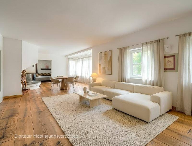 Gemütlicher Wohn-Essbereich mit Holzdielen, bequemer Couch und Essgruppe.