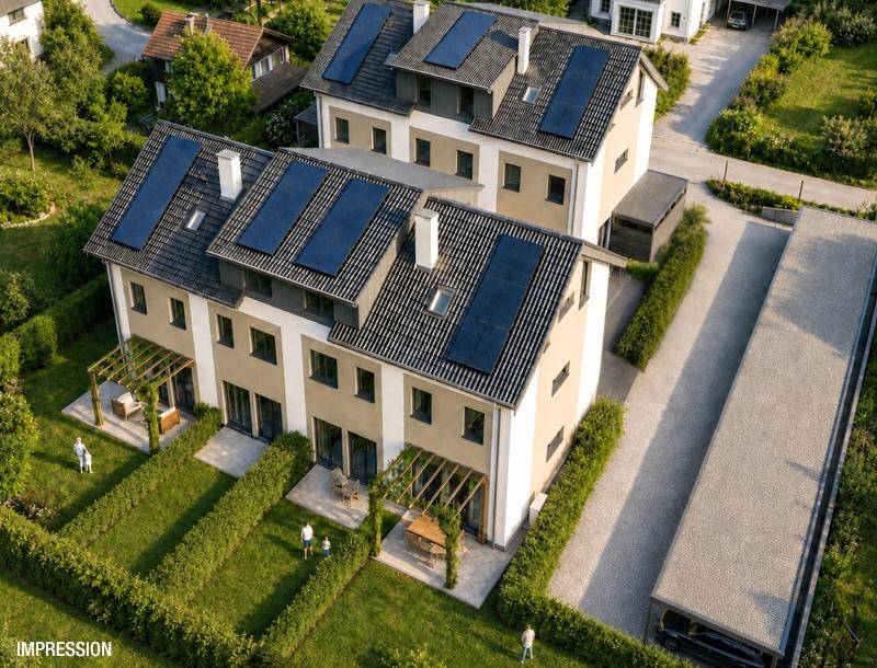 Luftaufnahme moderner Reihenhäuser mit Solaranlagen, Gärten und Parkplätzen in ländlicher Umgebung.