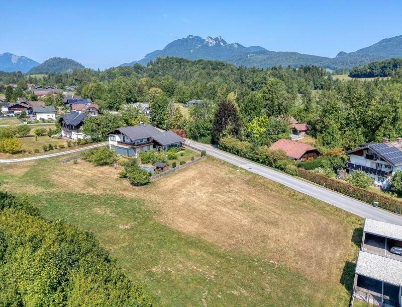 Weitläufiges Grundstück mit einem Wohnhaus, umgeben von Natur und mit Blick auf die Berge.