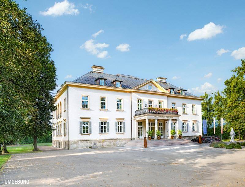 Elegantes historisches Gebäude mit klassischer Architektur und gepflegter Außenanlage.