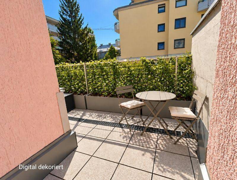Helle Terrasse mit Fliesenboden, Sitzgelegenheiten und grüner Hecke, digital dekoriert.