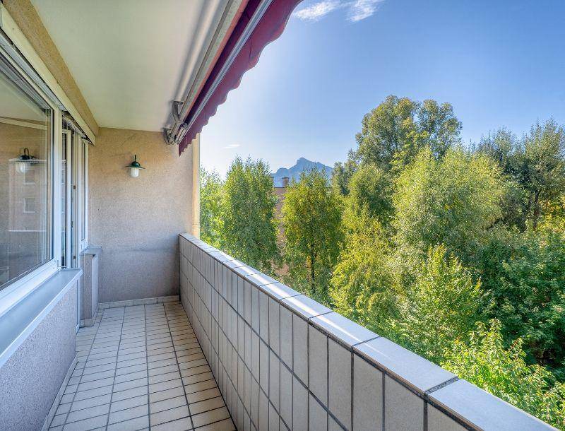 Langer Balkon mit Fliesenboden und weitem Blick auf die umliegende Berglandschaft.