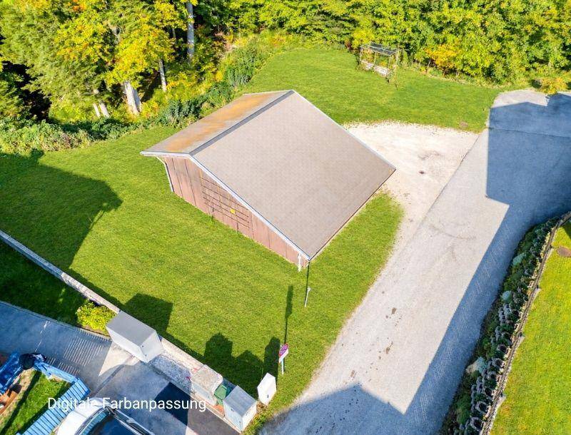 Luftaufnahme des Holzcarports mit angrenzender Rasenfläche und Zufahrt.
