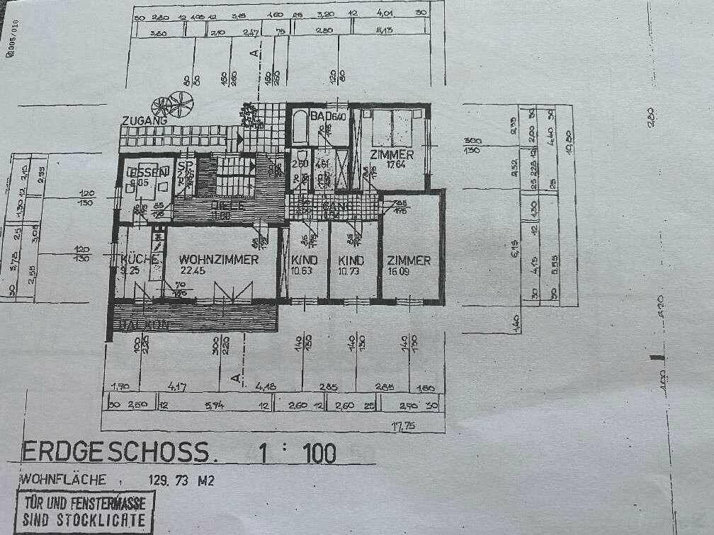 Grundriss des Erdgeschosses mit Küche, Wohnzimmer, Schlafzimmern und Balkonzugang.