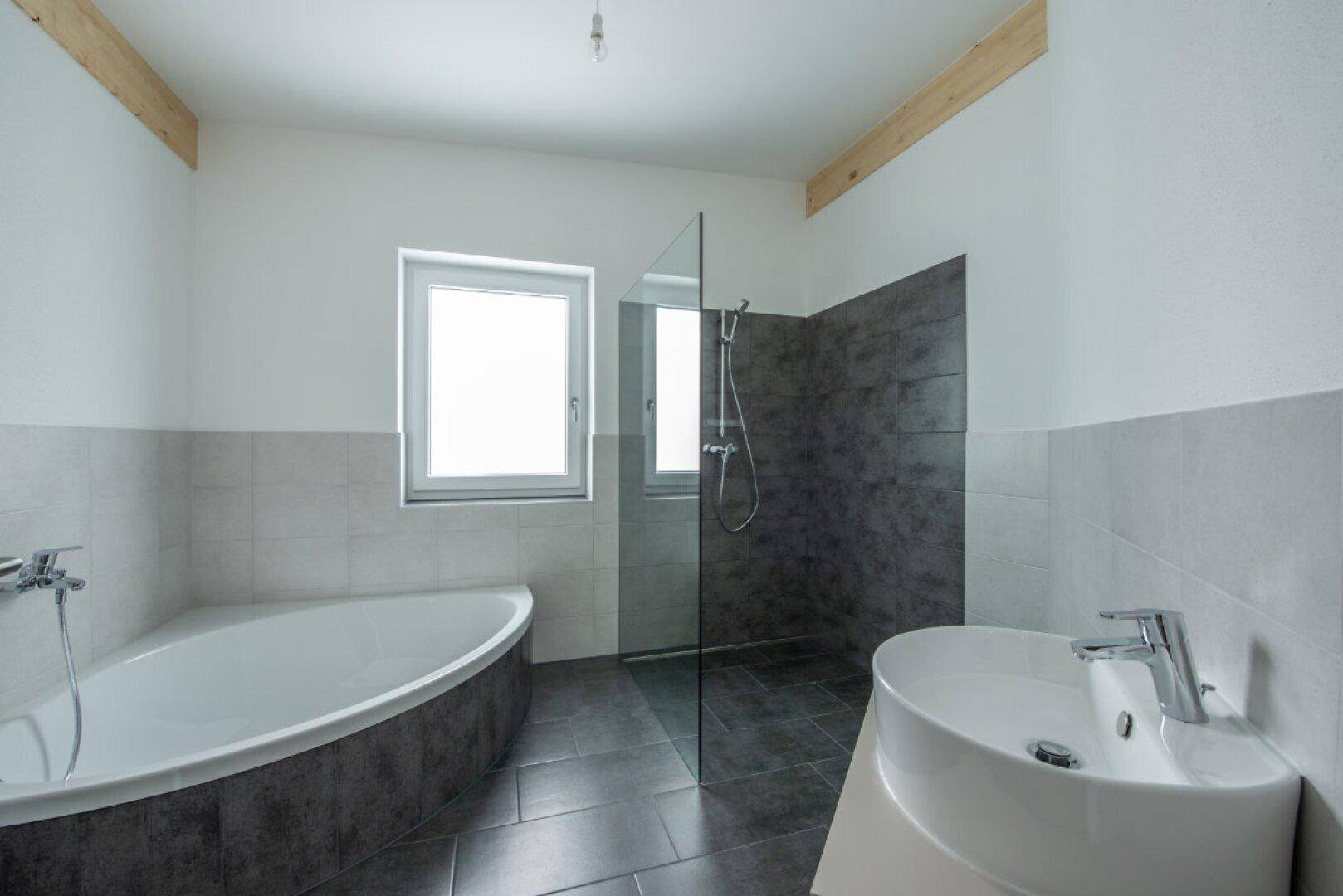 Modernes Badezimmer mit Badewanne, ebenerdiger Dusche, Einzelwaschbecken und Fenster.