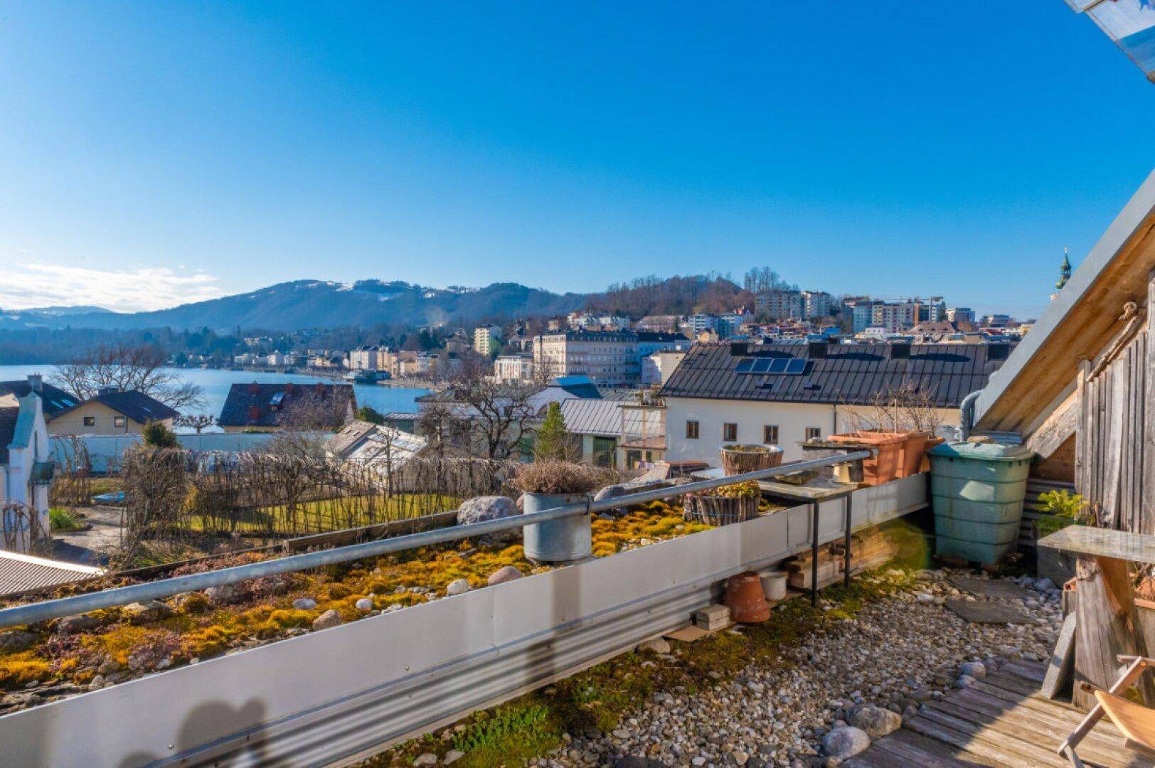 Grüne Dachterrasse mit weitem Blick über die Stadt Gmunden und den Traunsee.