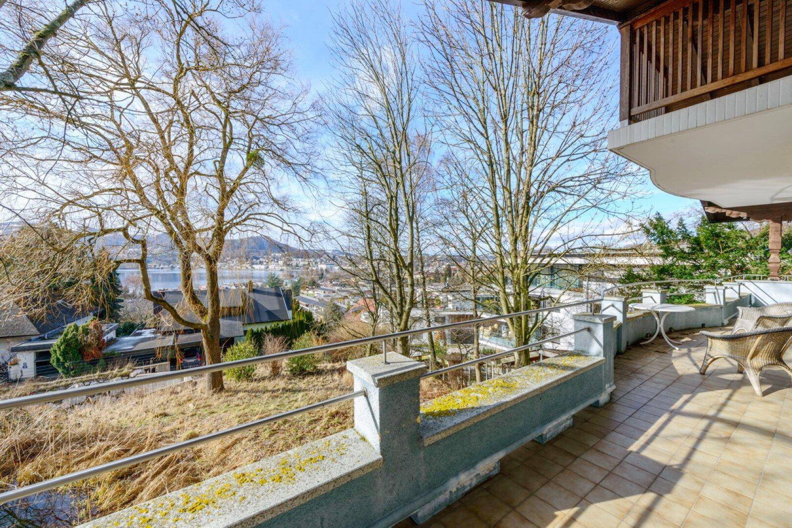 Große Terrasse mit Seeblick, Sitzgelegenheiten und weitem Ausblick.