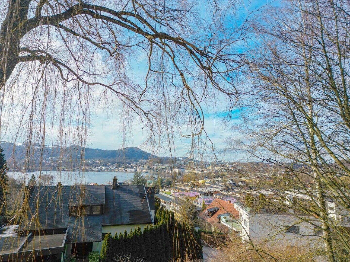 Panoramablick über die Stadt, den See und die umliegende Landschaft.