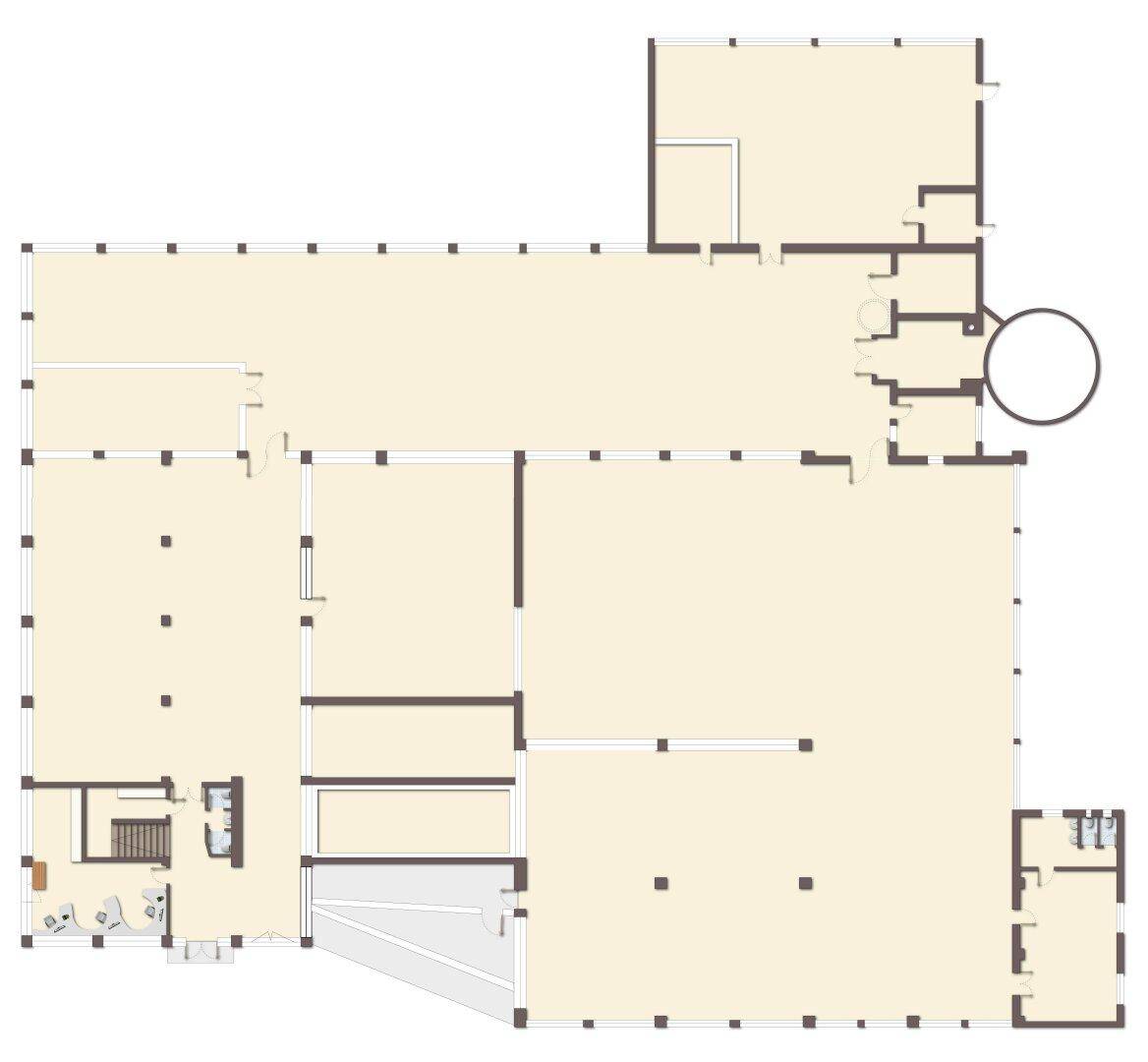 Grundrissplan einer großen Gewerbefläche mit offenen Bereichen, mehreren Toiletten und Treppenhaus.