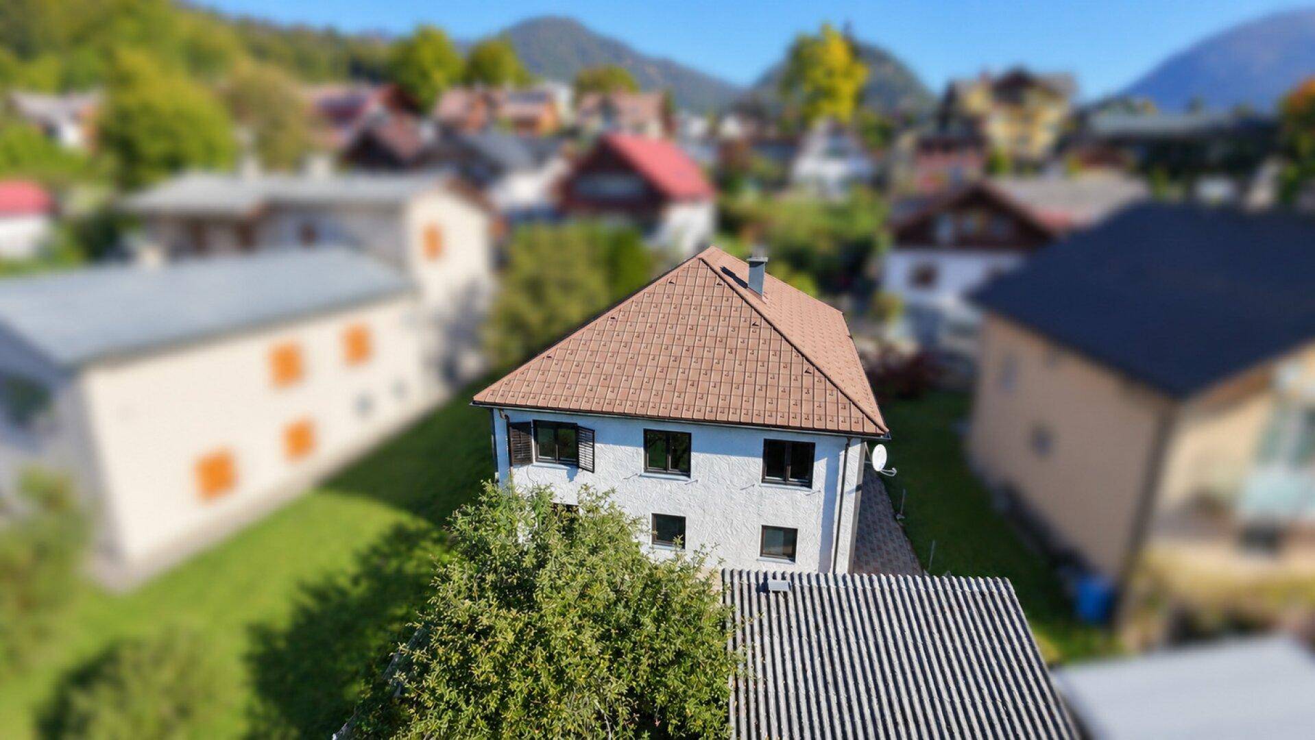 Vogelperspektive eines Wohnhauses mit Garten und umliegender Bebauung in ländlicher Umgebung.