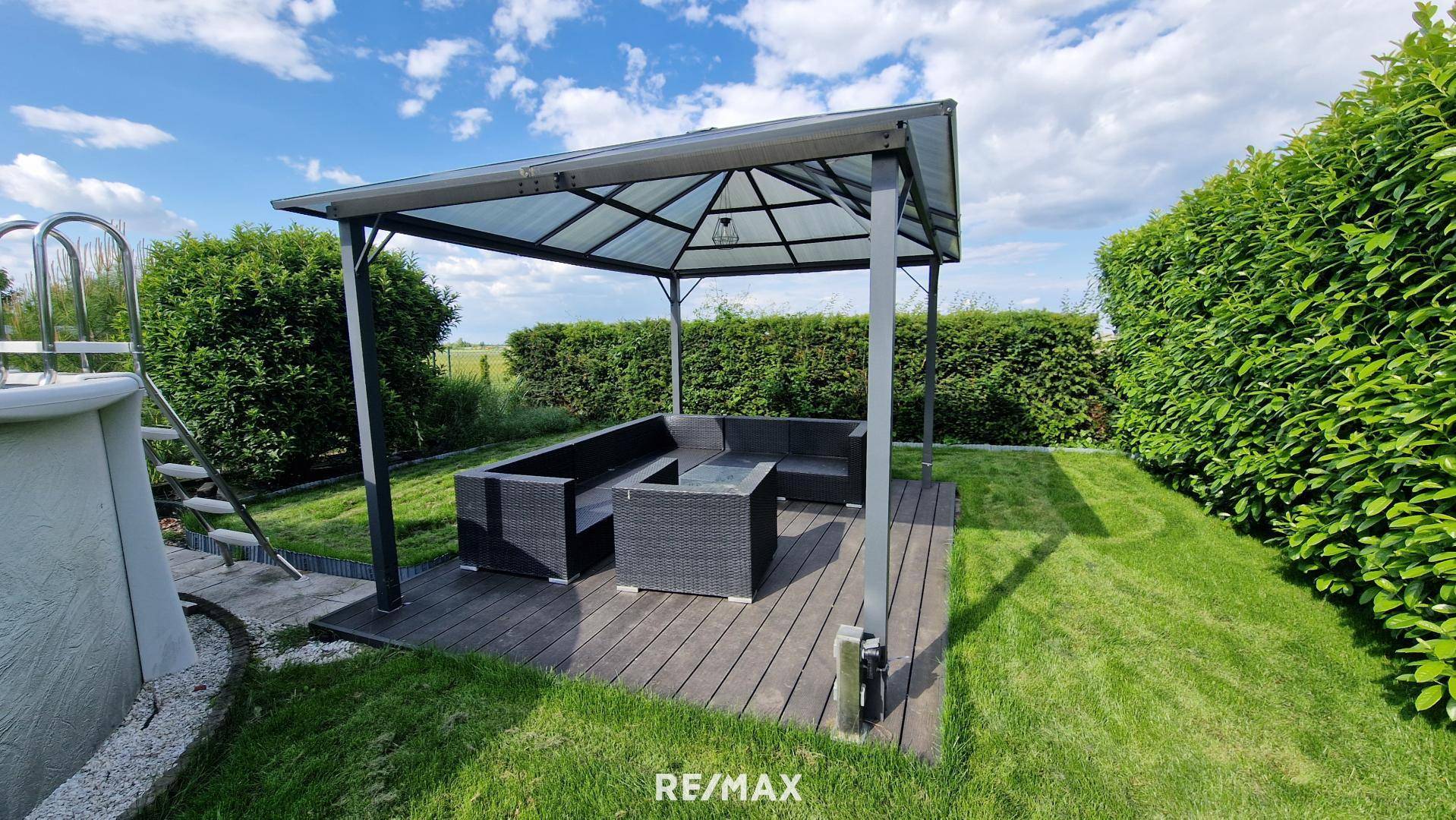 Terrasse neben Pool