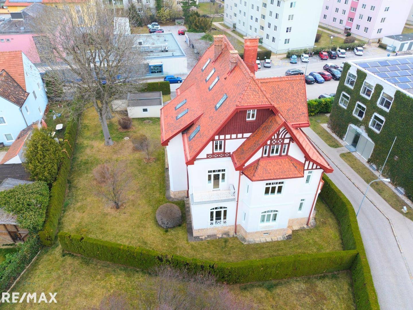 Villa Drohnenansicht Rückseite