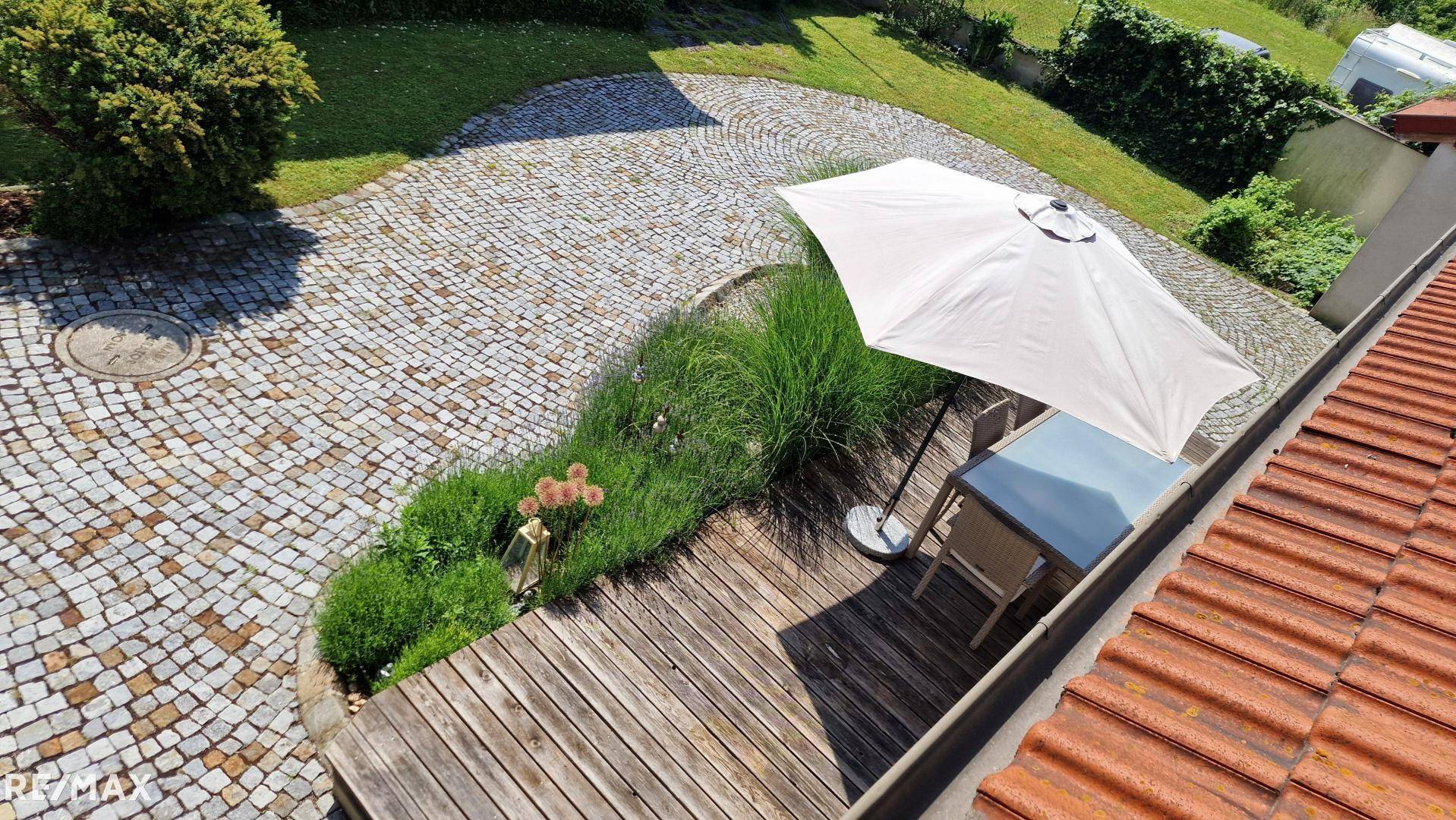 Blick in den Garten vom Bad aus