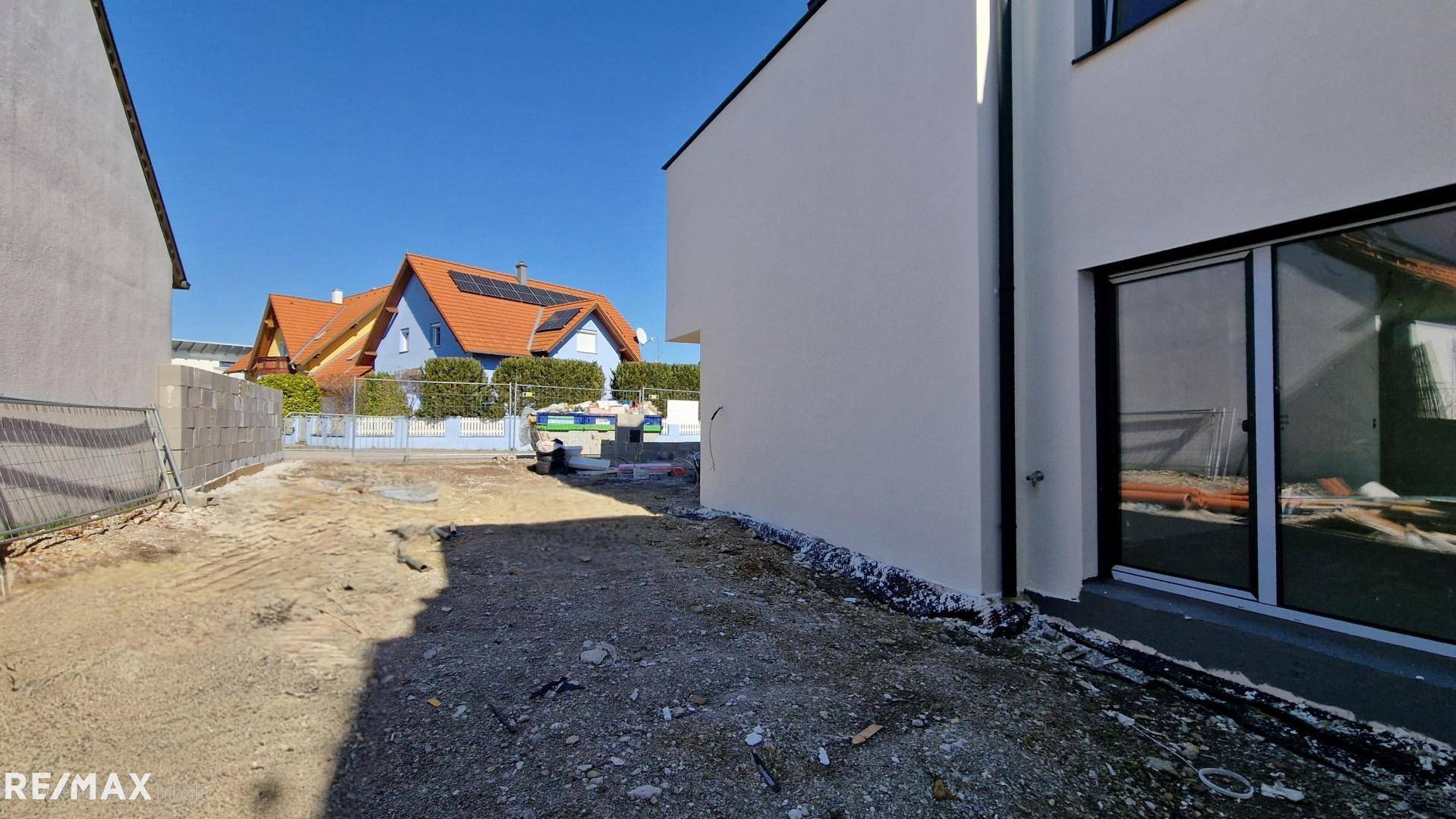 Gartenbereich und Parkplätze