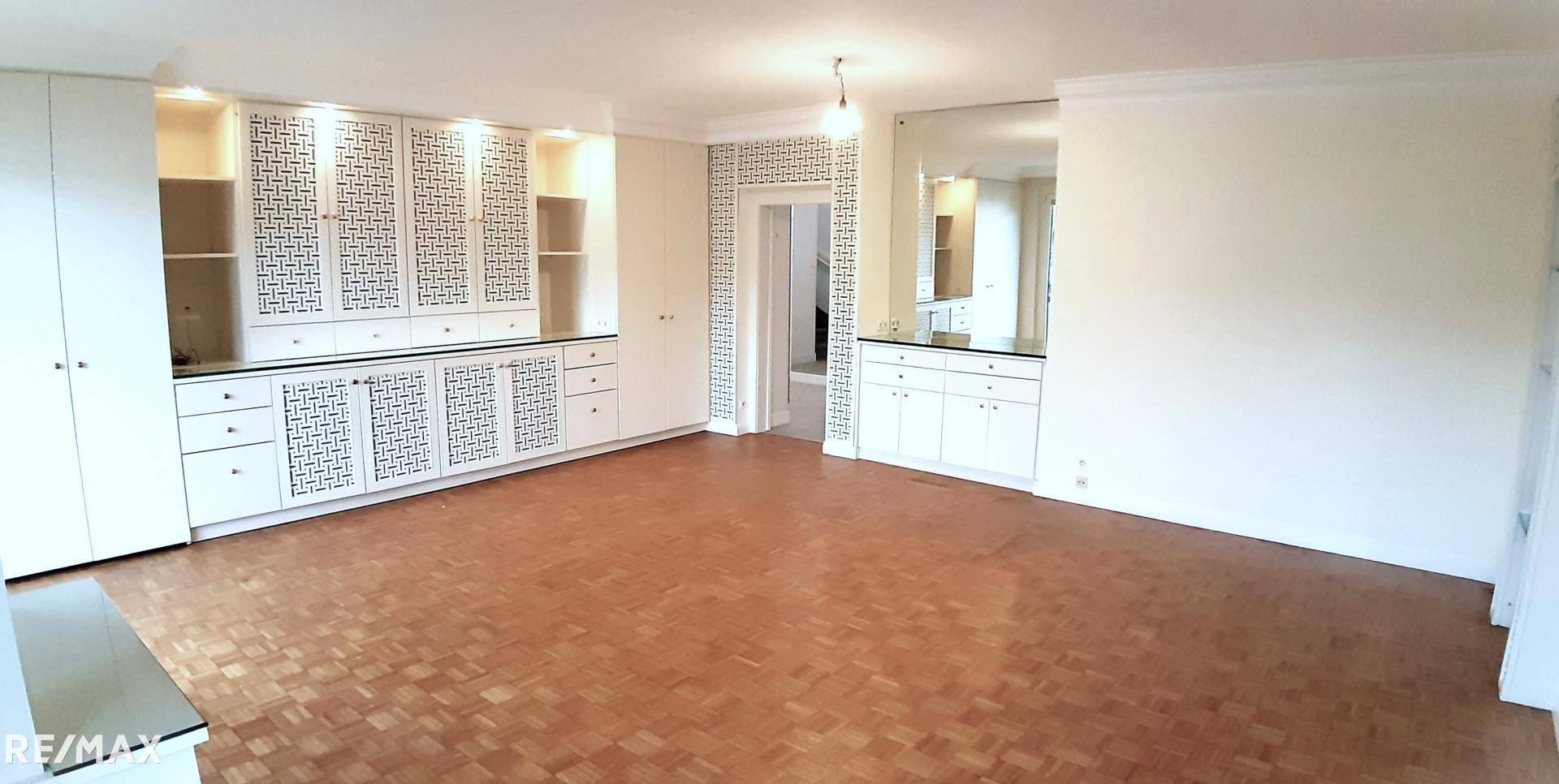 1. Etage Wohnzimmer Blick zum Vorraum