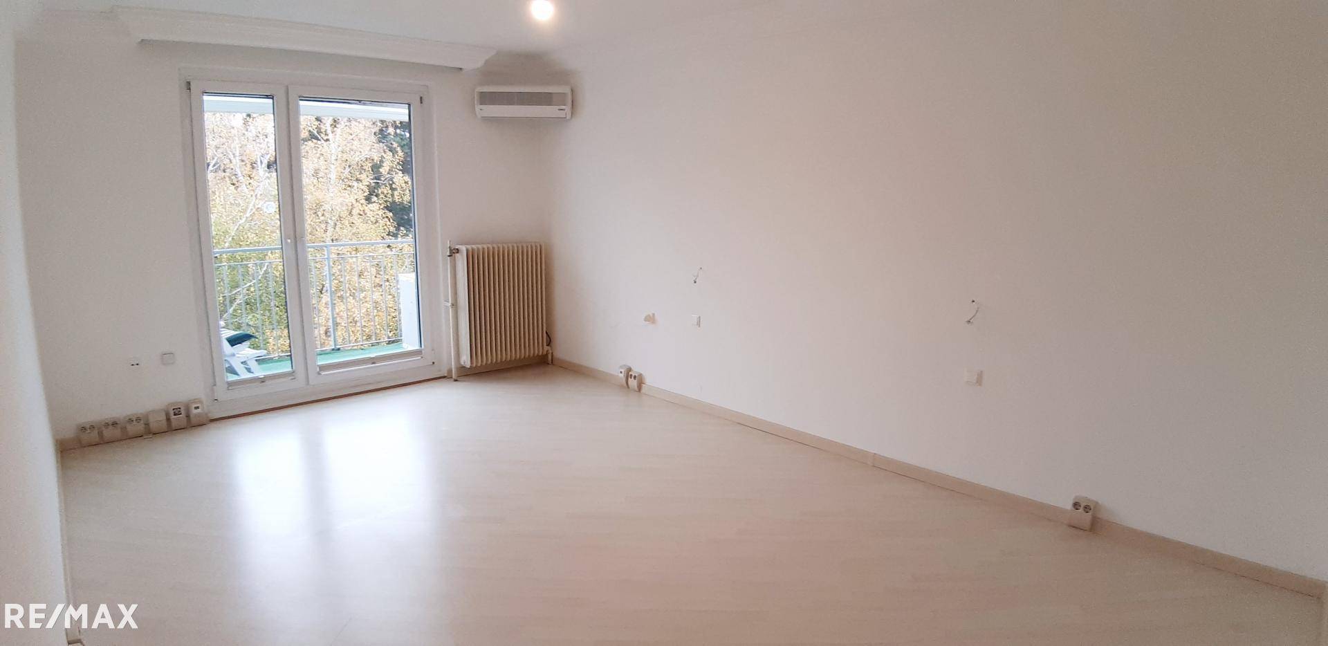 DG Schlafz. Blick z. Balkon, Klimaanl.