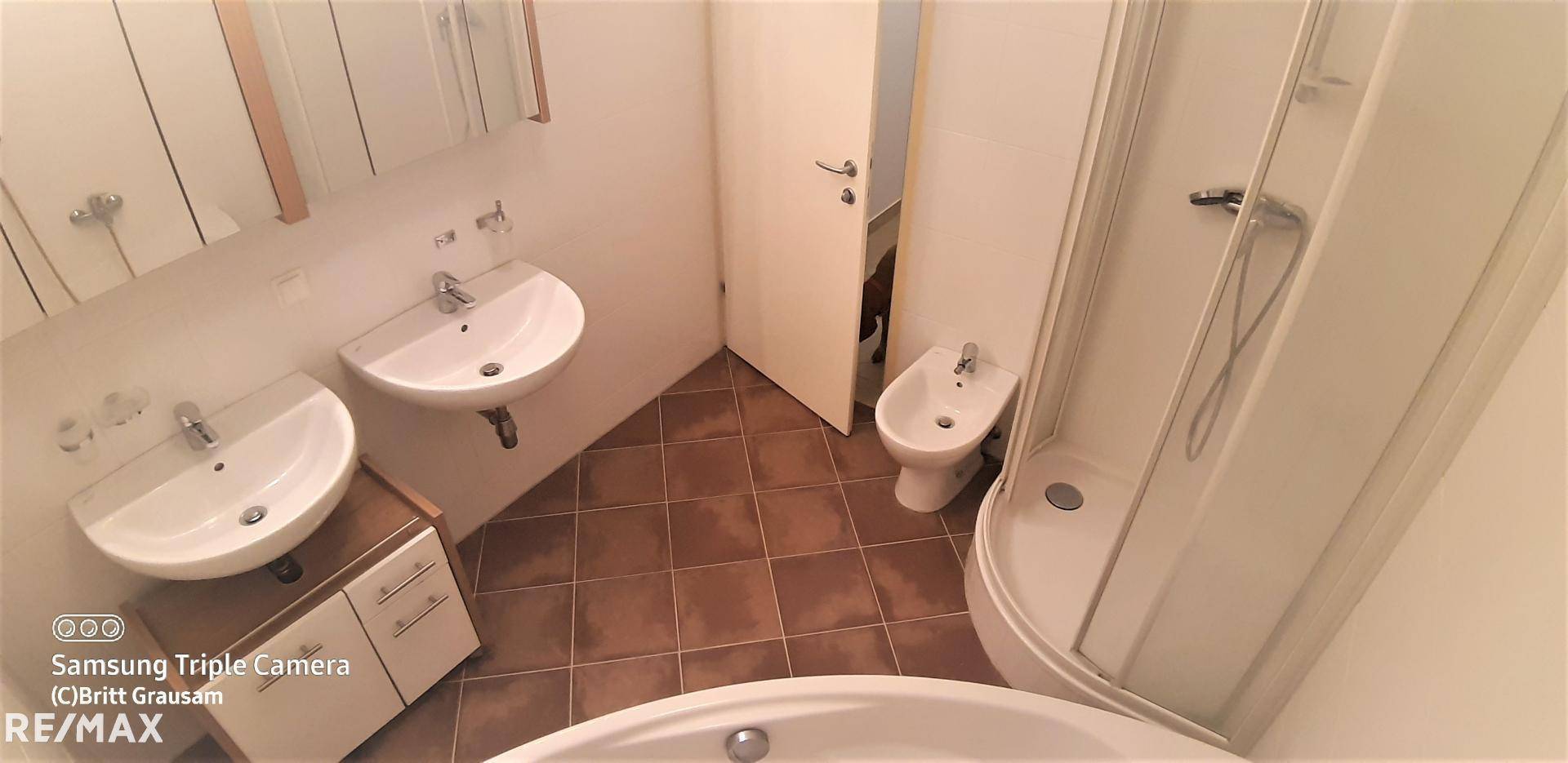 Bad m. Wanne, Dusche und Bidet