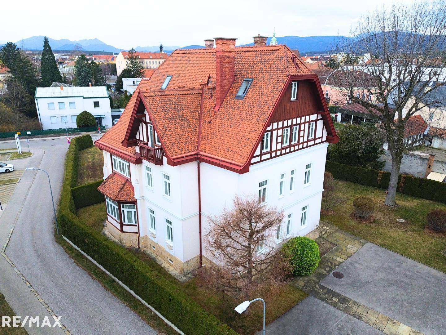 Villa Drohnenansicht seitlich