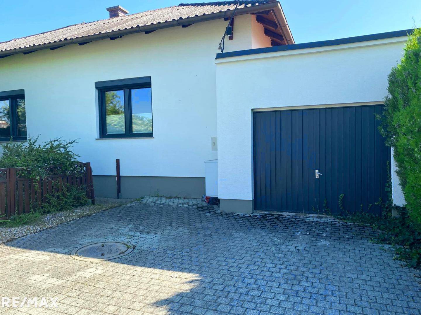 Haus Front KFZ Abstellfläche