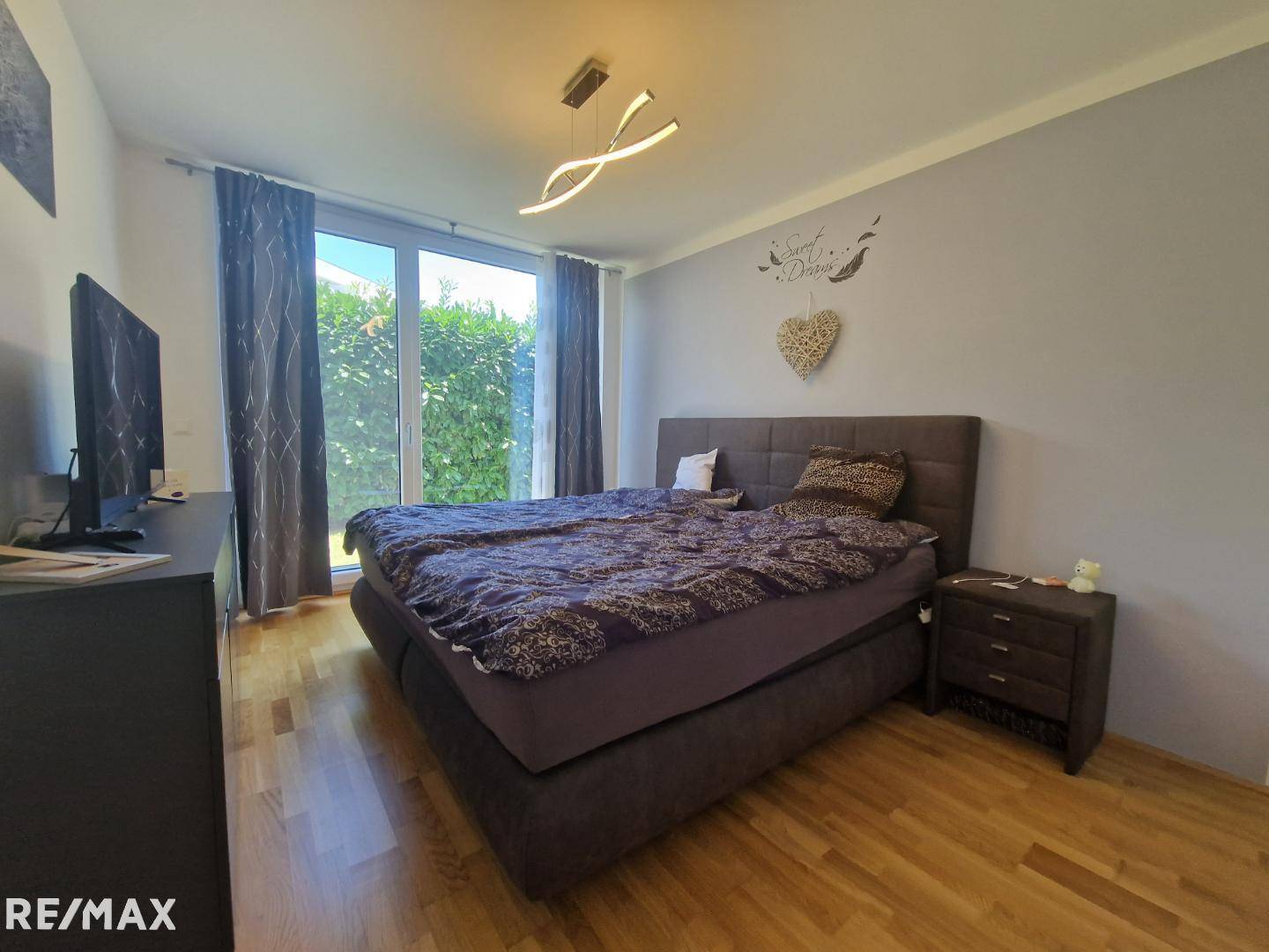 Schlafzimmer 1