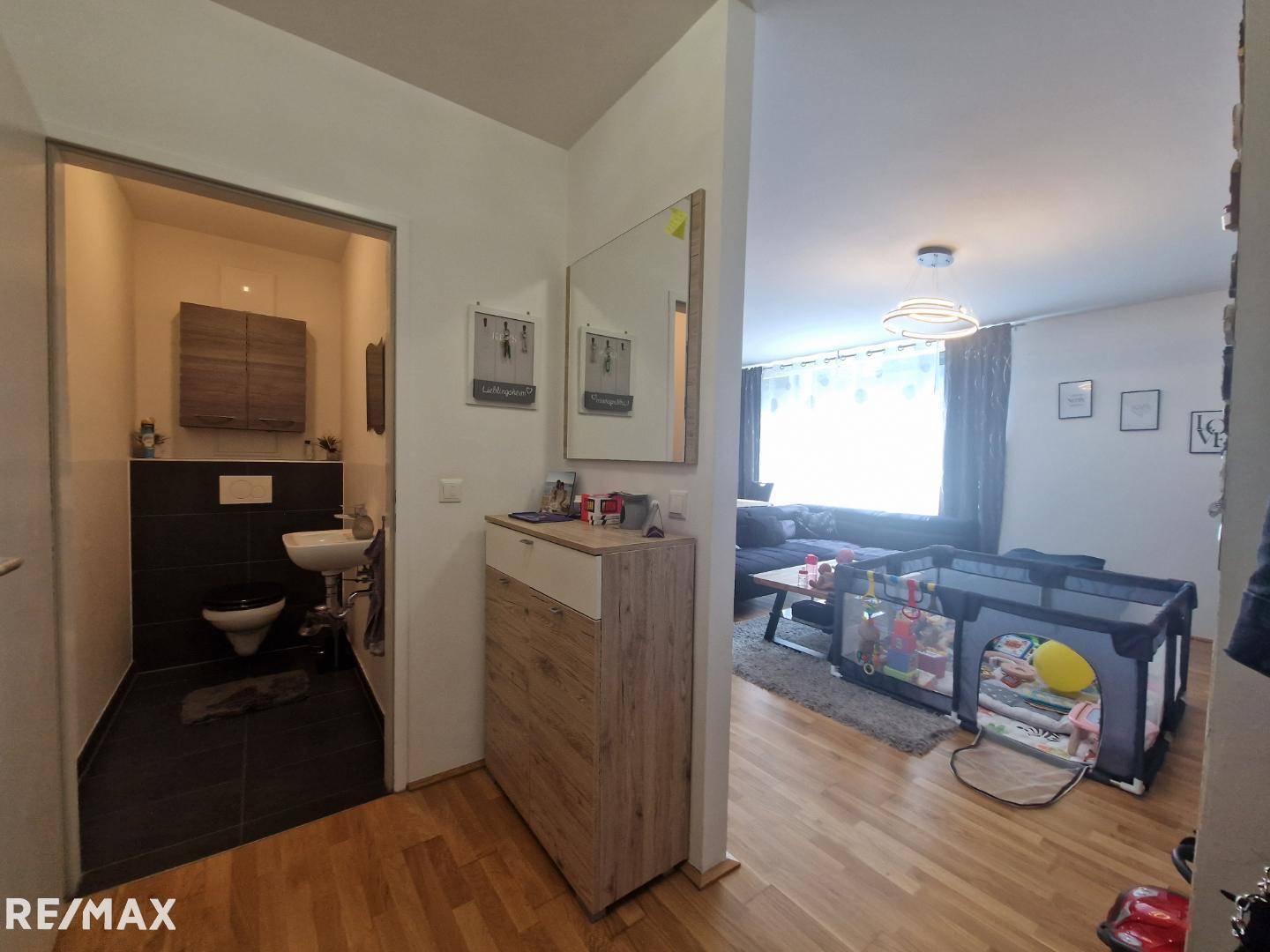 Vorzimmer und Toilette