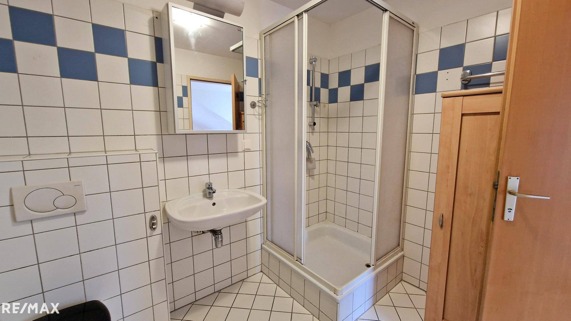 Bad mit Dusche und WC