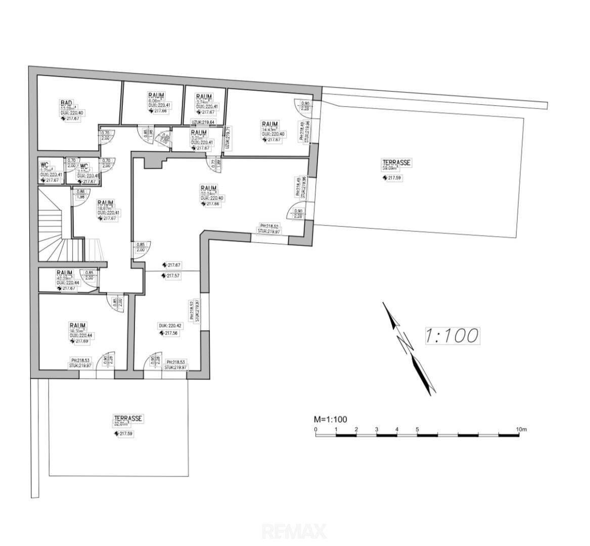 Grundriss des Obergeschosses mit Badezimmer, WC und zwei Terrassenbereichen.