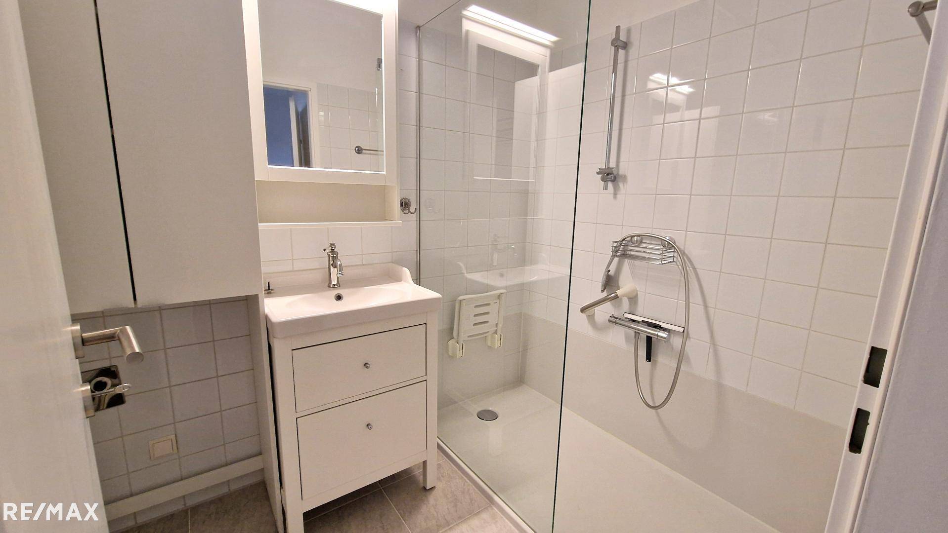 Bad mit Dusche und WM-Anschluss