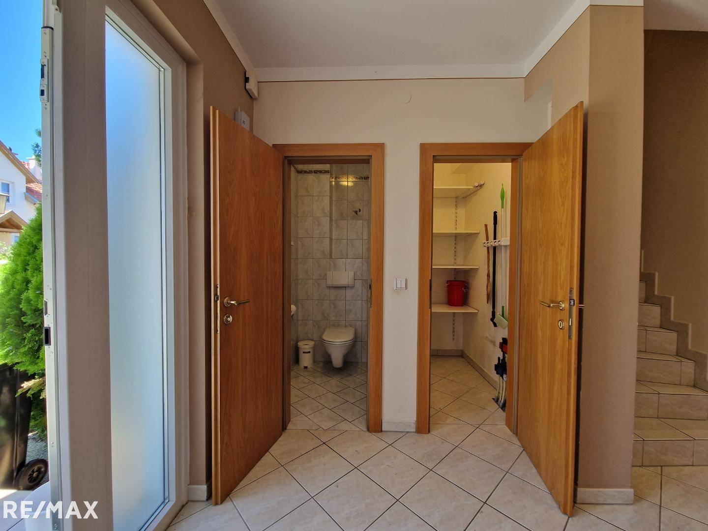 Toilette und Abstellraum im Vorzimmer