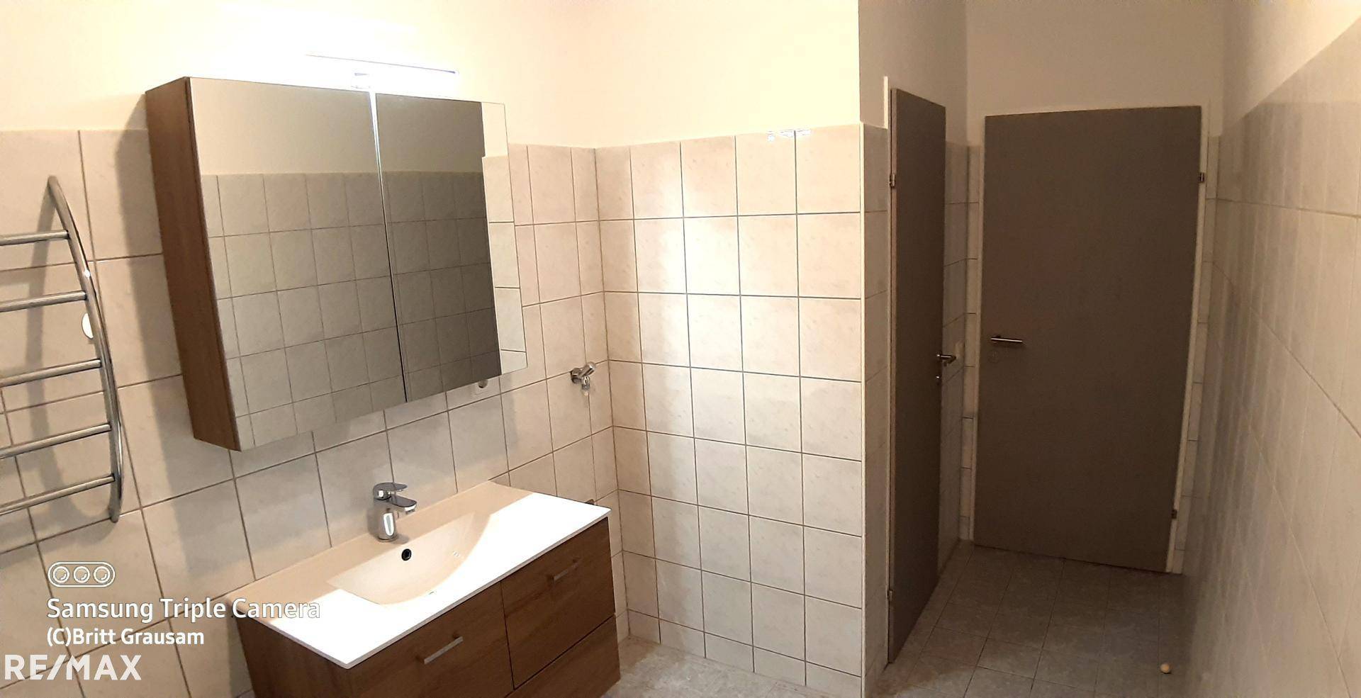 Bad Spoegelschrank, rechts Anschl. WaMs