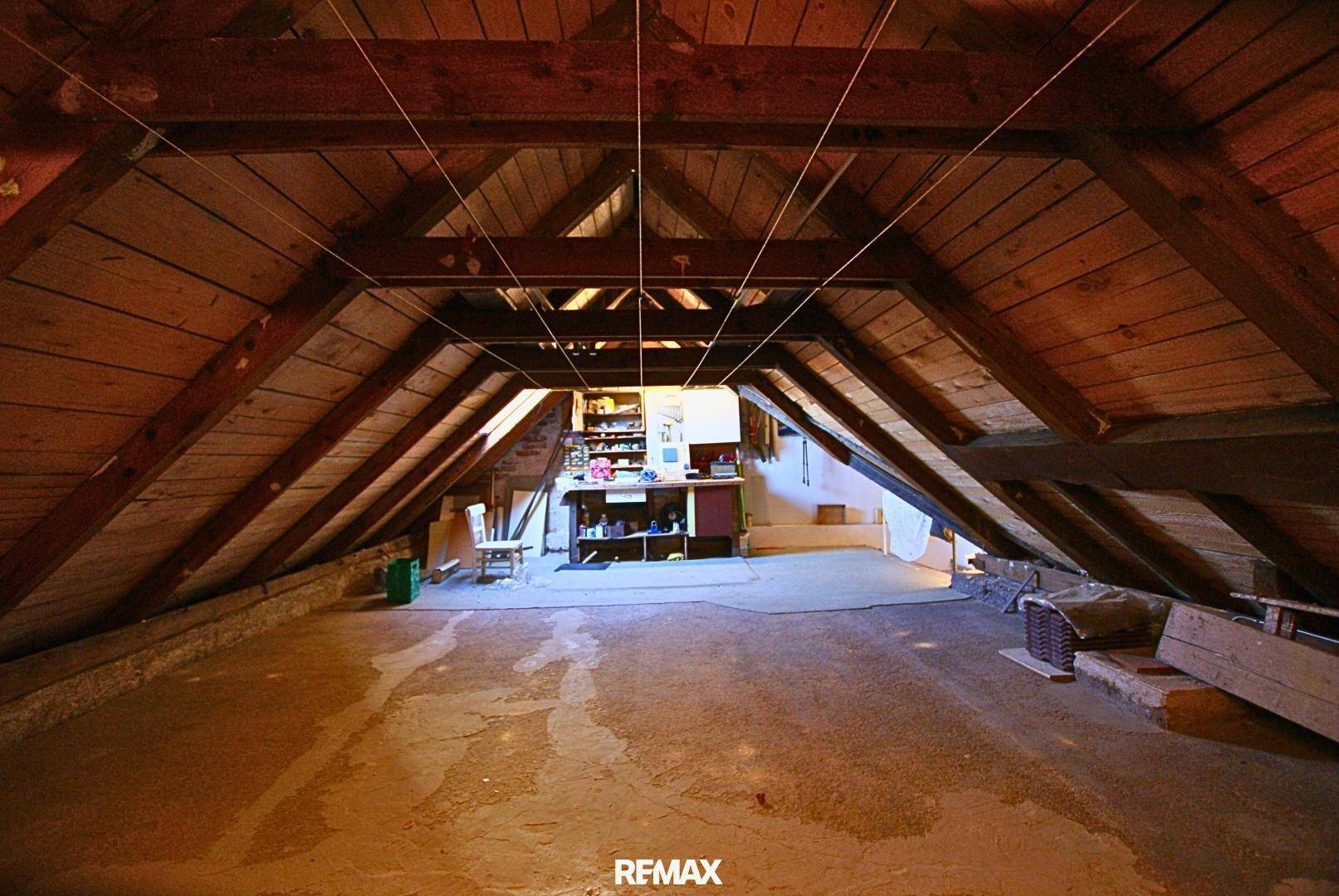 Geräumiger Dachboden mit sichtbaren Holzbalken, bietet viel Stauraum und Ausbaupotenzial.