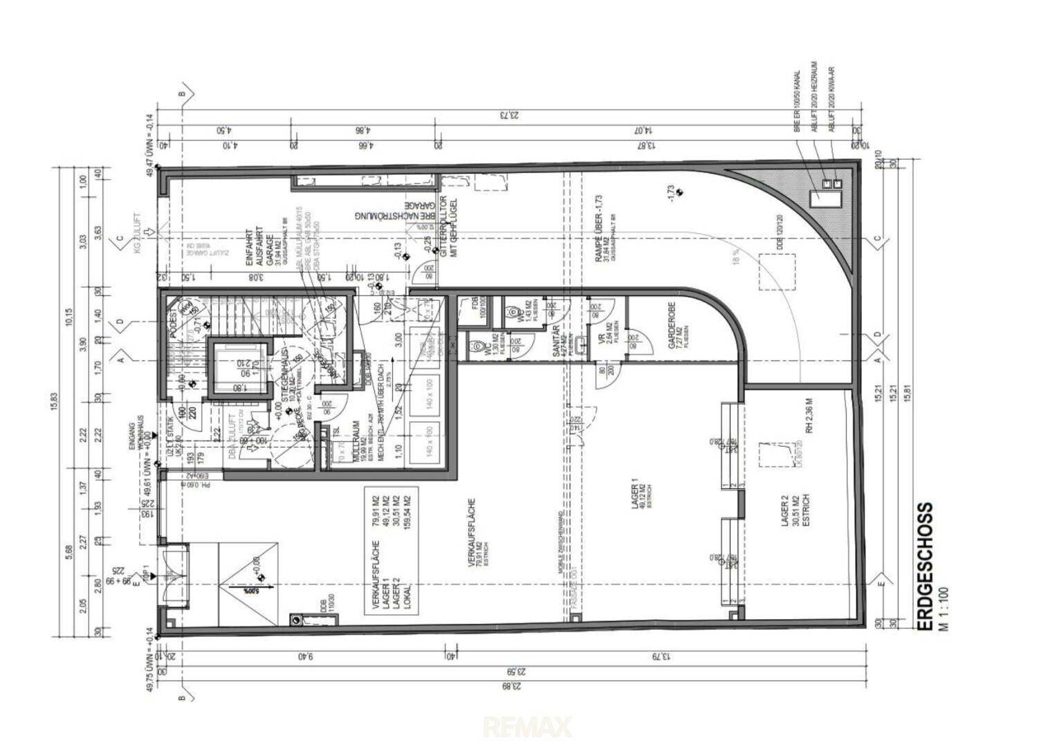 Grundriss des Erdgeschosses mit Tiefgarage, Lagerflächen und Zugang über eine Rampe.