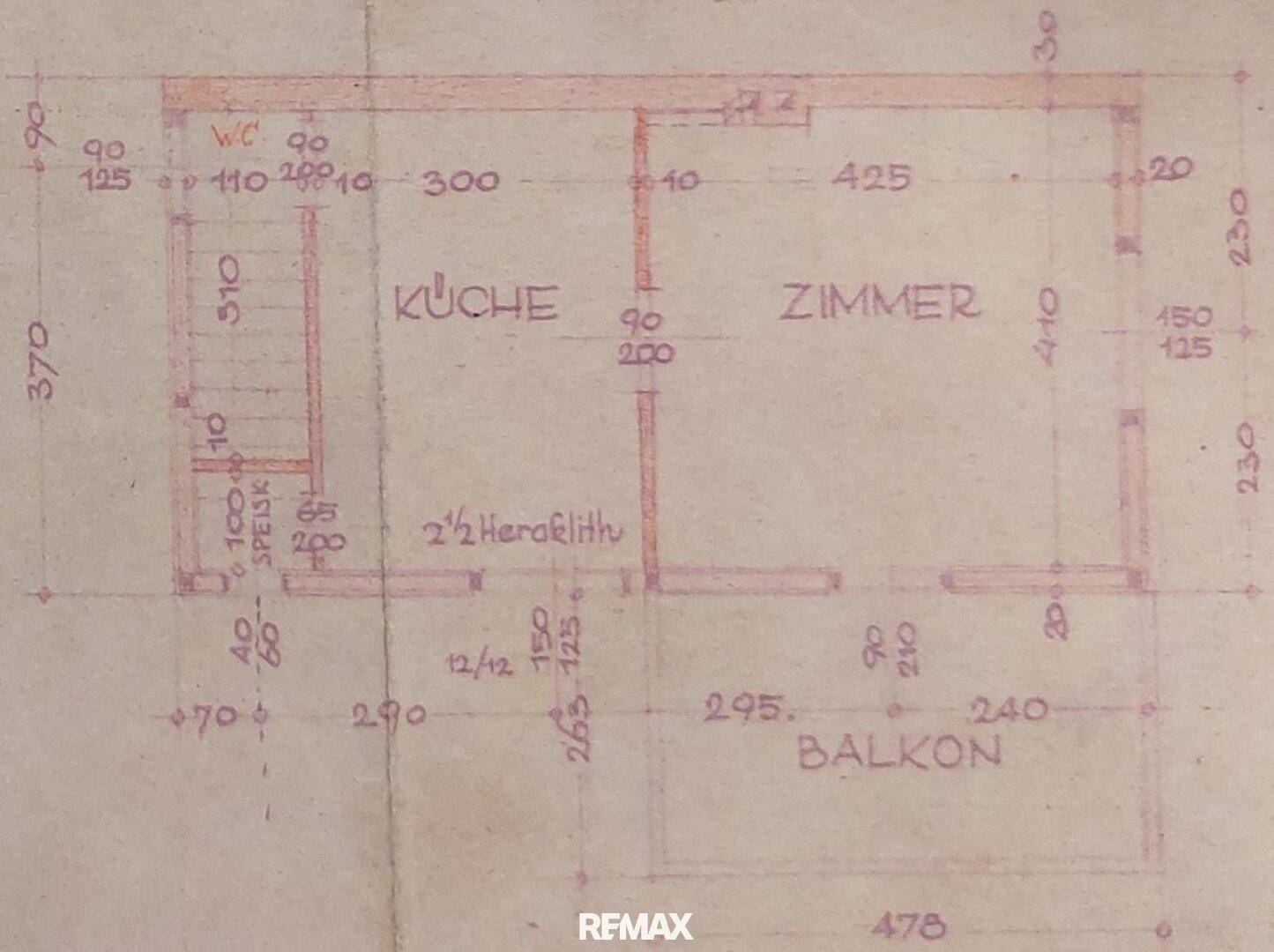 Handgezeichneter Grundriss mit WC, Küche, Zimmer, Speisekammer und Balkon.