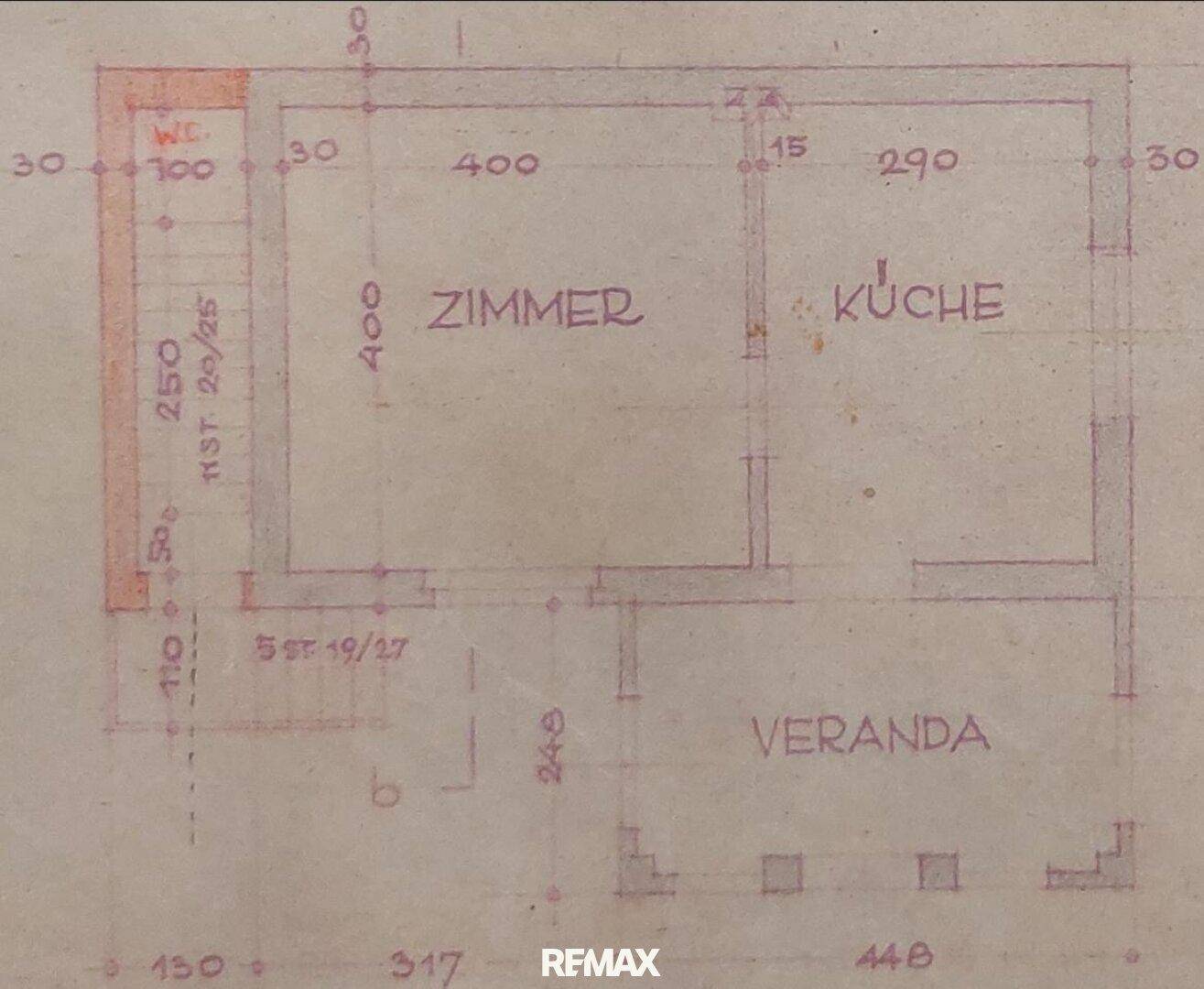 Handgezeichneter Grundriss mit WC, Zimmer, Küche und Veranda.