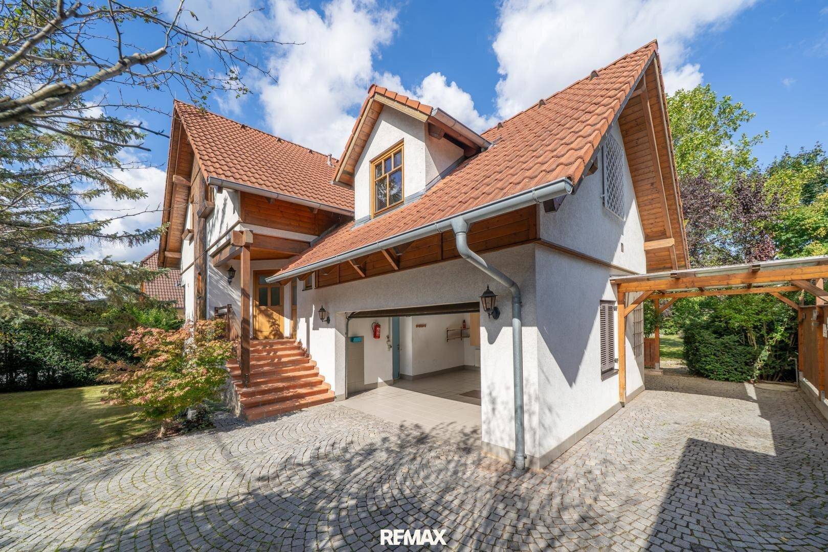 Attraktives Einfamilienhaus mit Satteldach, Garage und Carport in sonniger Lage.