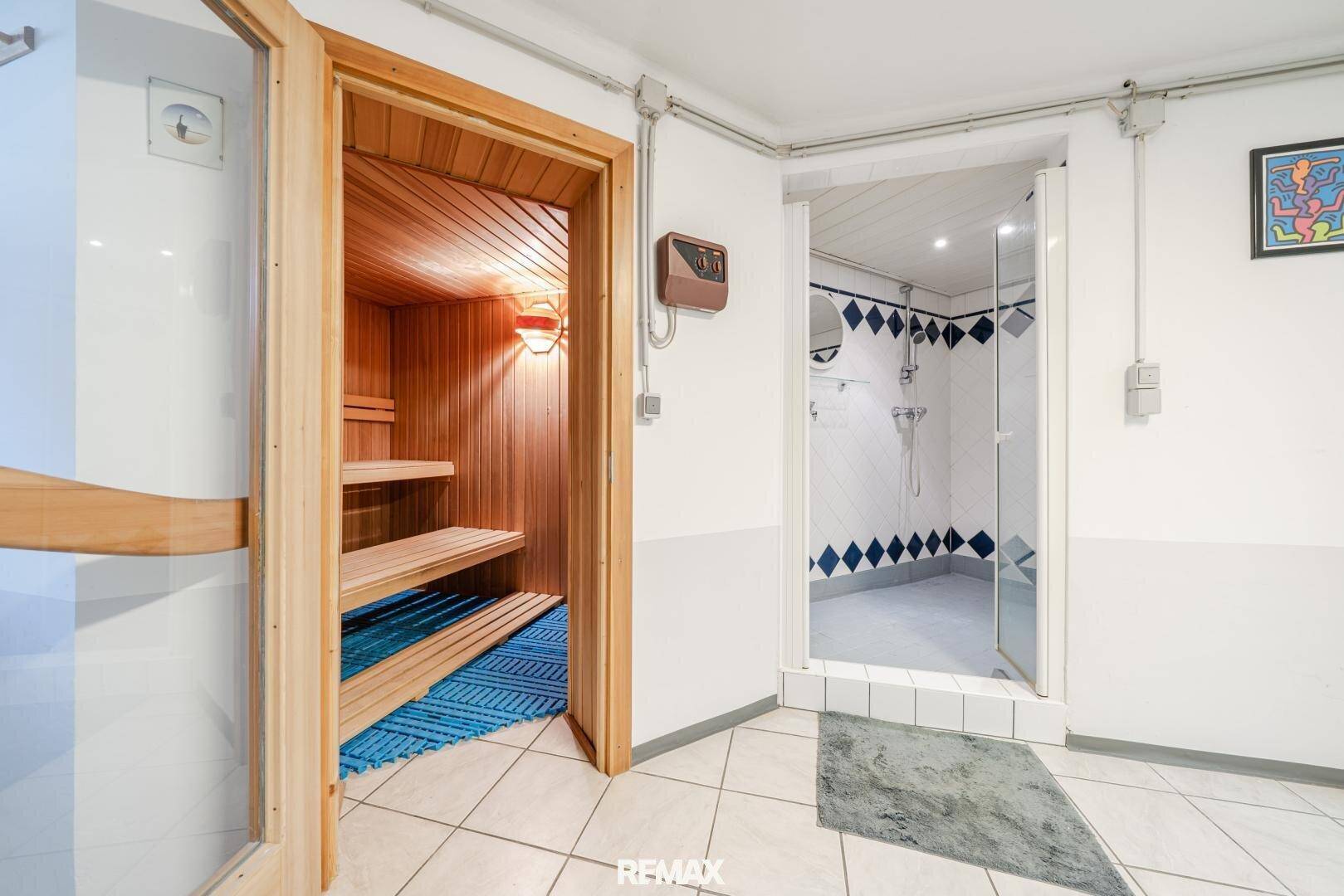 Privater Wellnessbereich mit Sauna und separater Duschkabine.