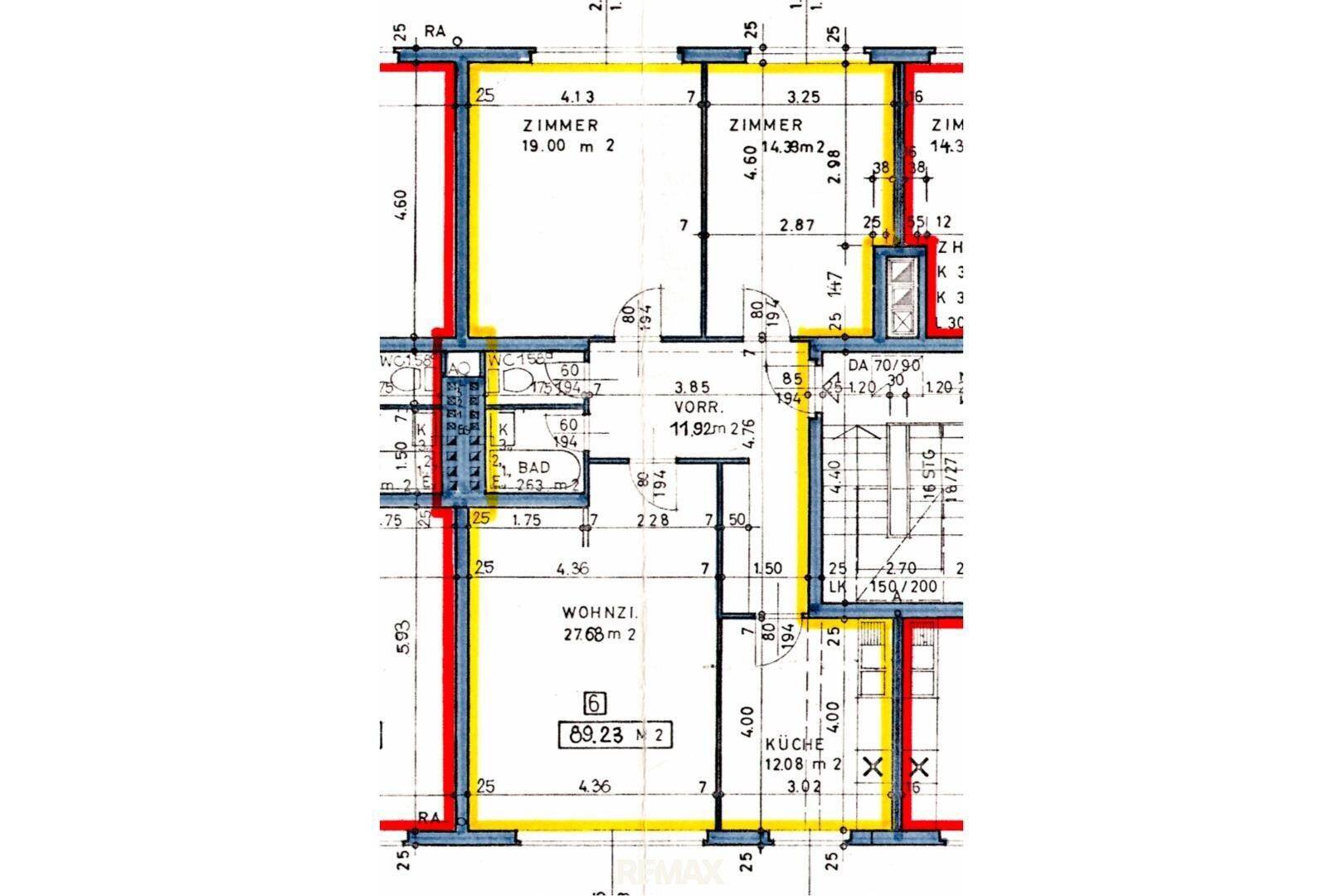 Technischer Grundriss mit detaillierten Maßen und Raumaufteilung der Wohnung.