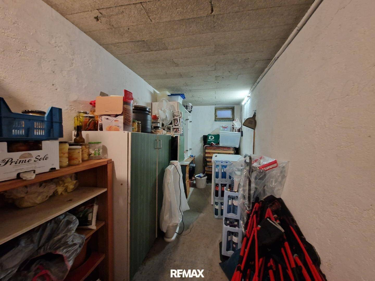 Praktischer Abstellraum im Keller mit Regalen und Lagerfläche.