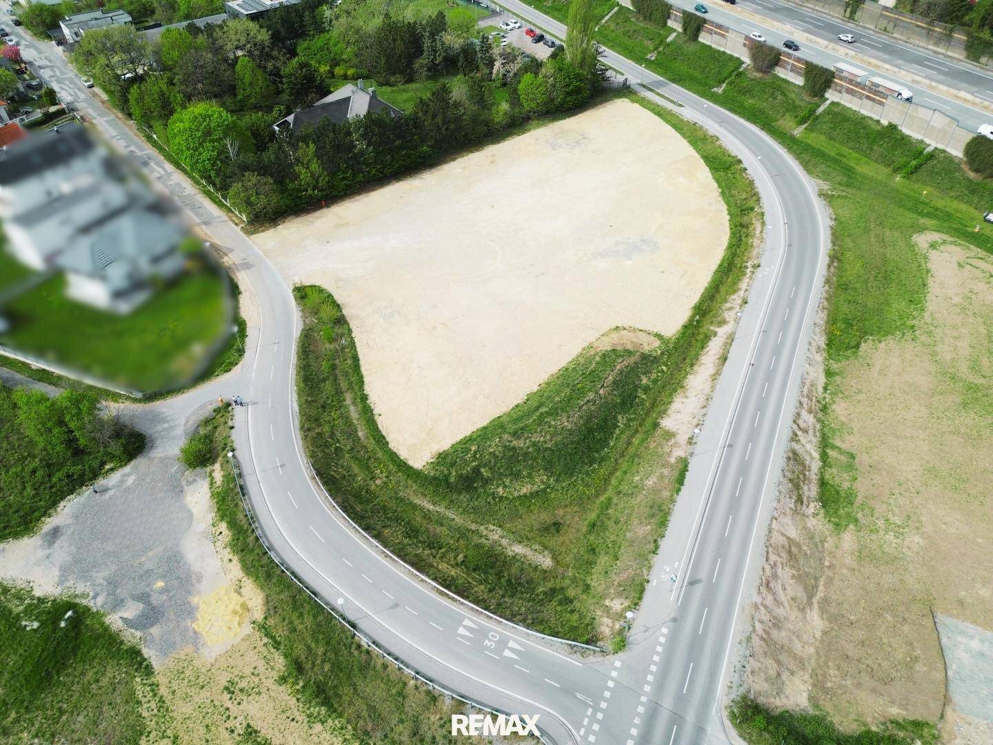 Nahaufnahme aus der Luft des Grundstücks mit detaillierter Darstellung der Straßenführung.