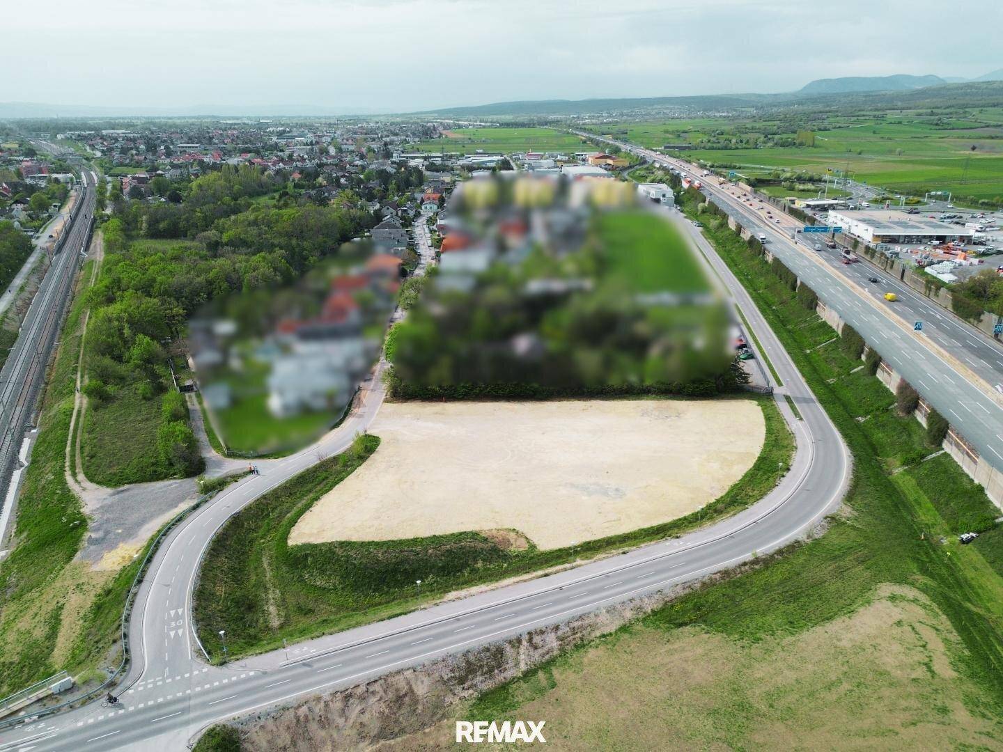 Luftaufnahme eines großen Grundstücks mit umliegenden Straßen und Autobahnanbindung.