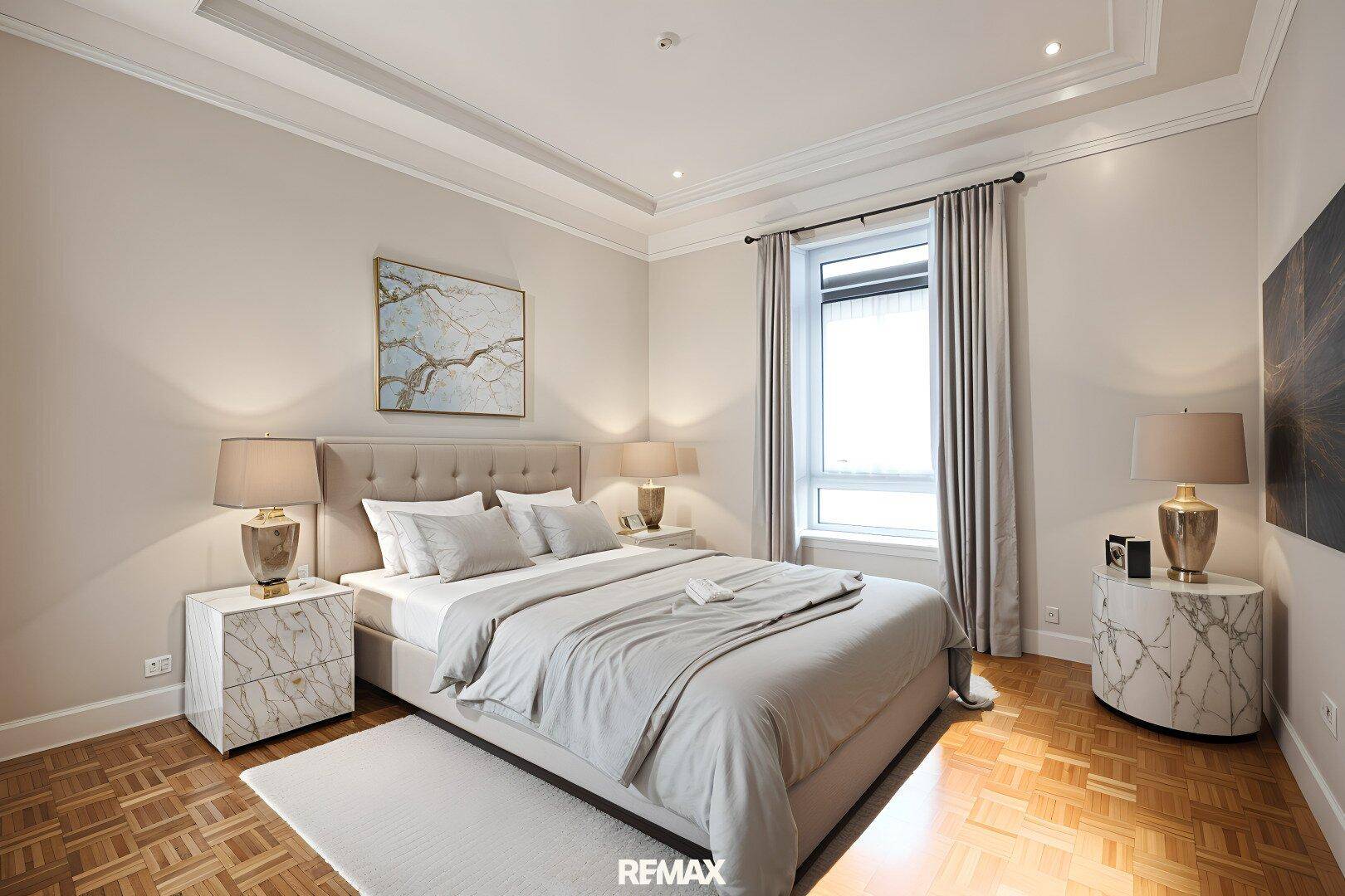 Modern inszeniertes Schlafzimmer mit Parkettboden, hohen Decken und stilvoller Dekoration.