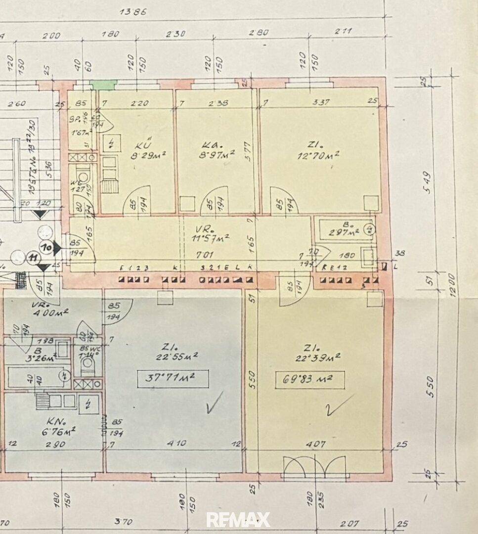 Detaillierter Grundrissplan mit Raumaufteilung, Balkon und separatem WC für die Wohneinheit.