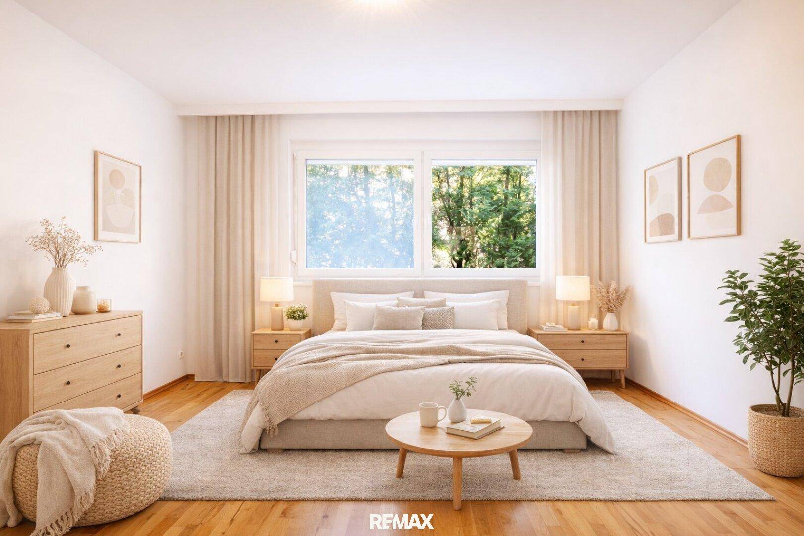 Helles Schlafzimmer mit Doppelbett, Holzmöbeln und großem Fenster mit Blick ins Grüne.