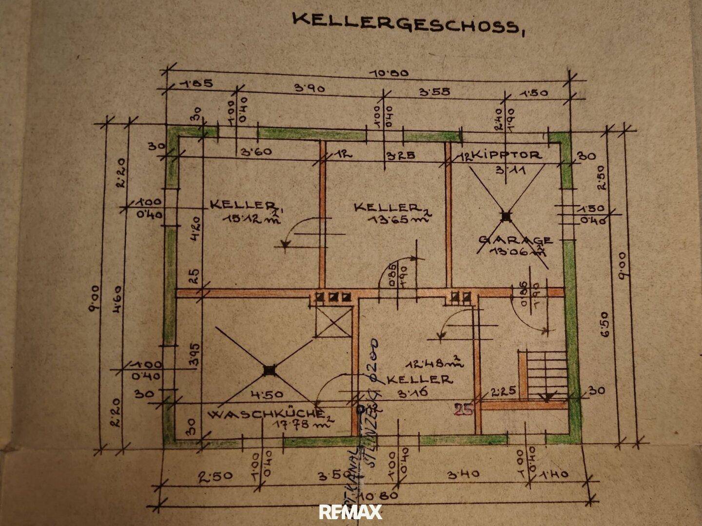 Handgezeichneter Grundriss des Kellergeschosses mit Garage, Waschküche und Kellerräumen.
