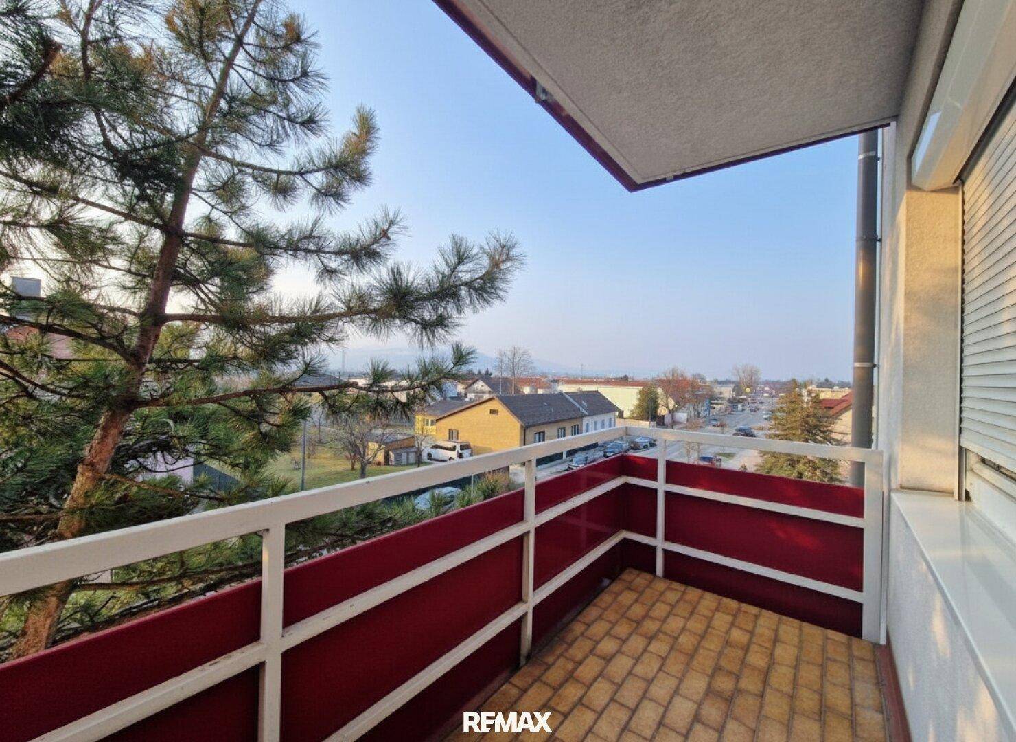 Geräumiger Balkon mit Fliesenboden und Blick auf die Umgebung.
