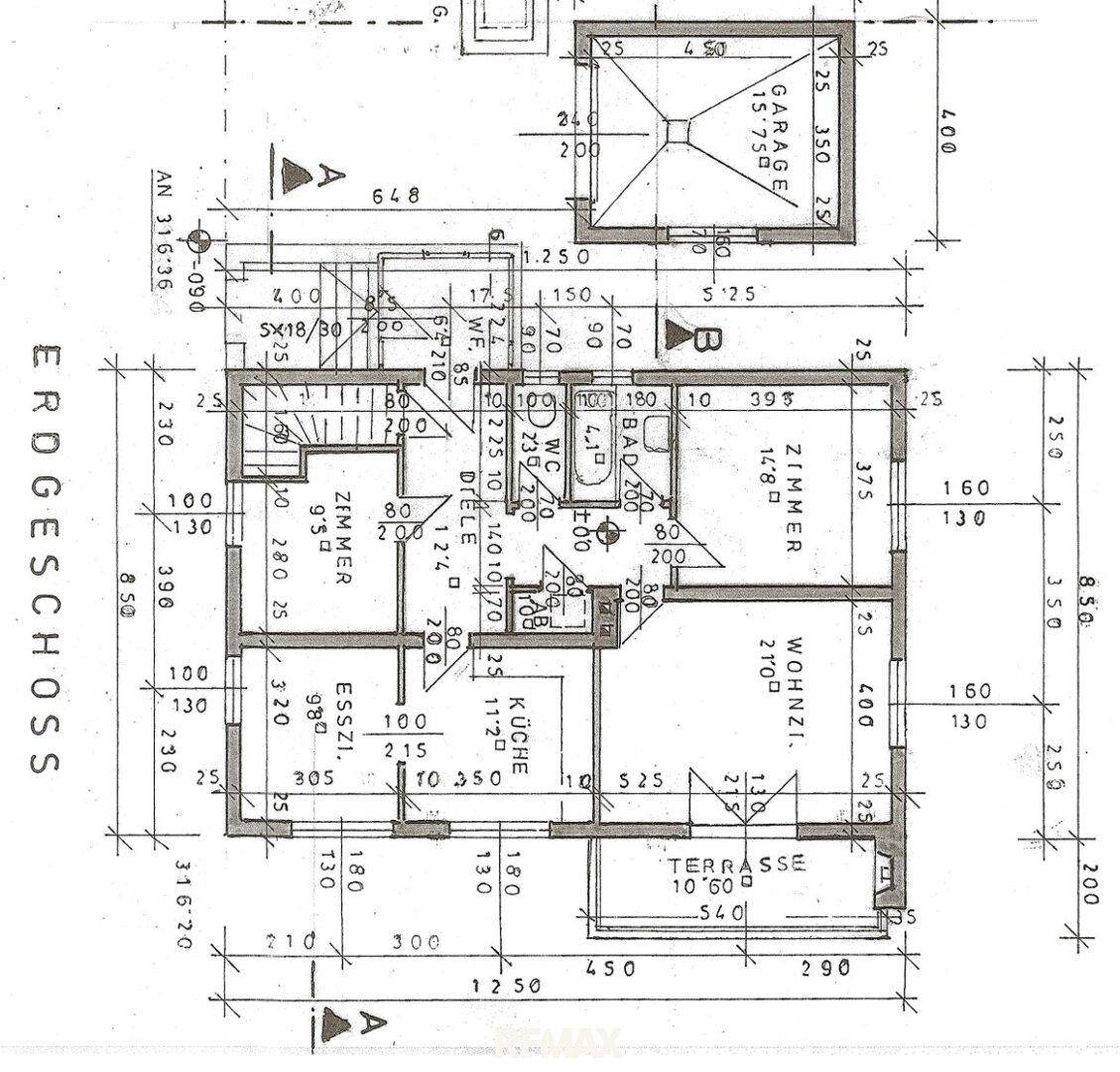 Grundriss des Erdgeschosses mit Wohnzimmer, Küche, Esszimmer und Terrasse.