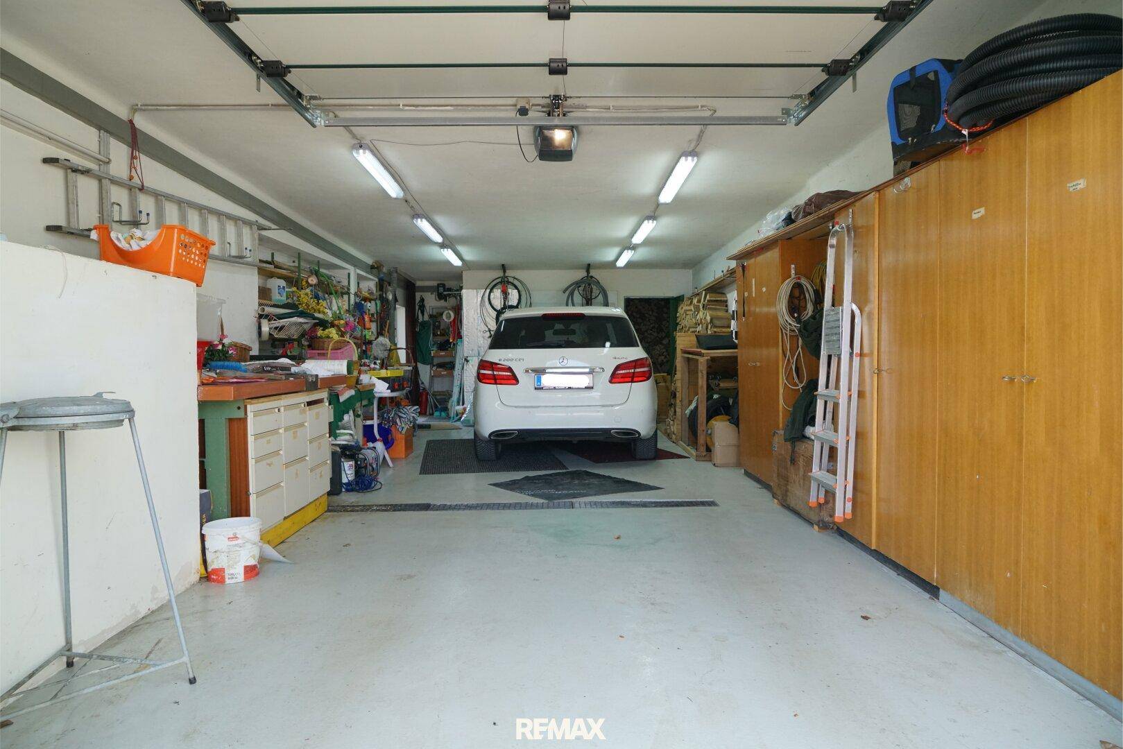 Geräumige Garage mit Platz für ein Auto und viel Stauraum.
